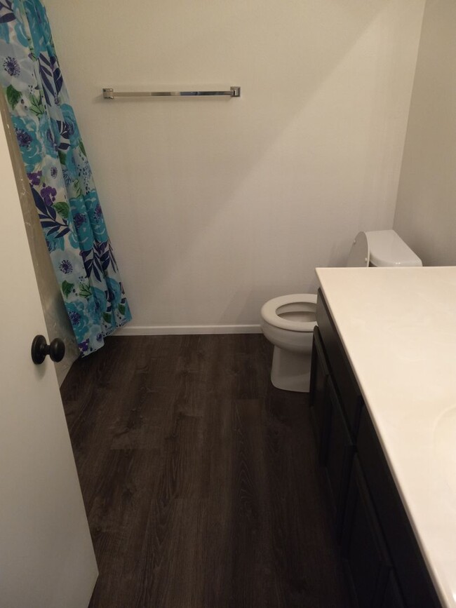 Building Photo - Newly Remodeled 4 bedroom 2 bathroom Avail...