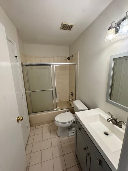 Building Photo - 305 Cobblestone Ct