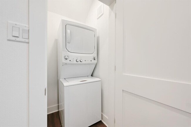 Building Photo - 1006 1/2 W 22nd St