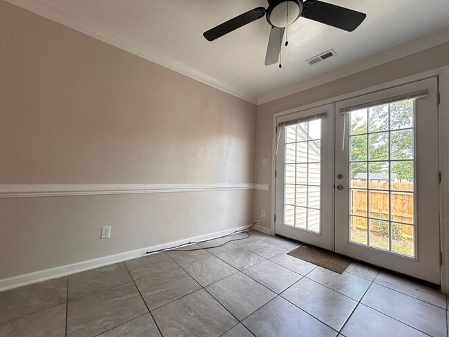 Building Photo - 3-Bedroom Townhome with Spacious Backyard ...