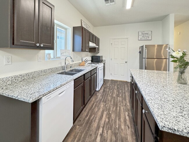 Building Photo - Almost new home in Mountain Hawk area of Northern Rio Rancho.