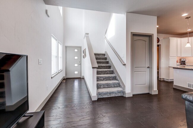 Building Photo - 2 Bedroom Luxury townhome