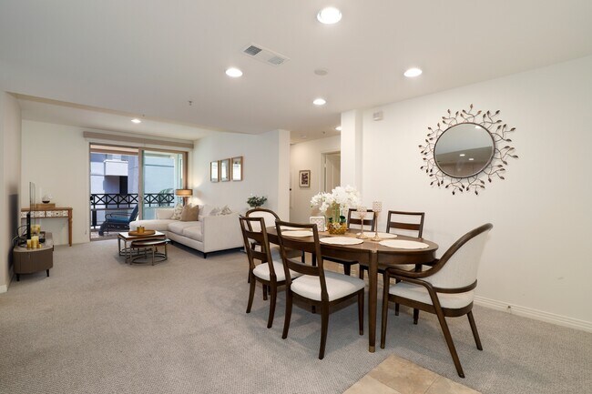 Building Photo - 931 E Walnut St