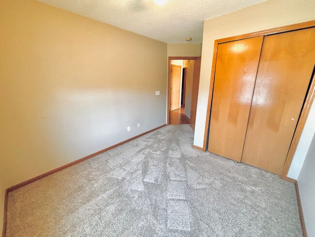 Building Photo - Rare Detached 4bed Townhome in Prime Shako...