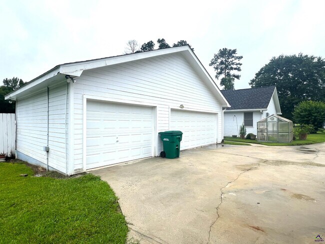 Building Photo - 178 Woodard Rd
