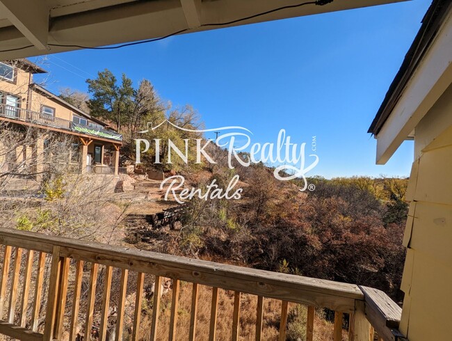 Building Photo - Cozy Triplex in Desirable Manitou Springs!