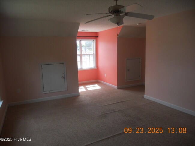 Building Photo - 105 Spring Leaf Ln