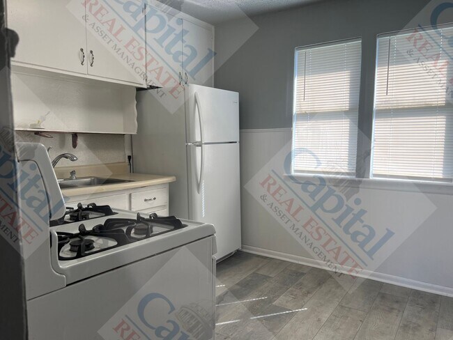 Building Photo - Lovely 3 Bedroom