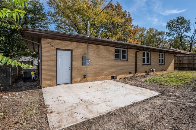 Building Photo - 809 N Ross Ave