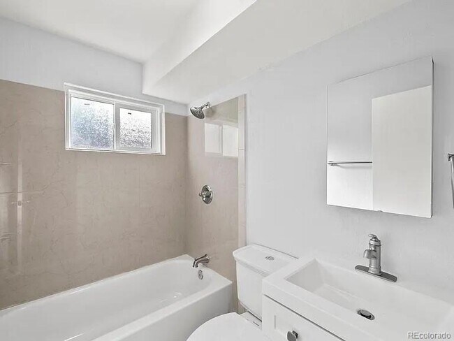 Building Photo - 1315 W Nevada Pl