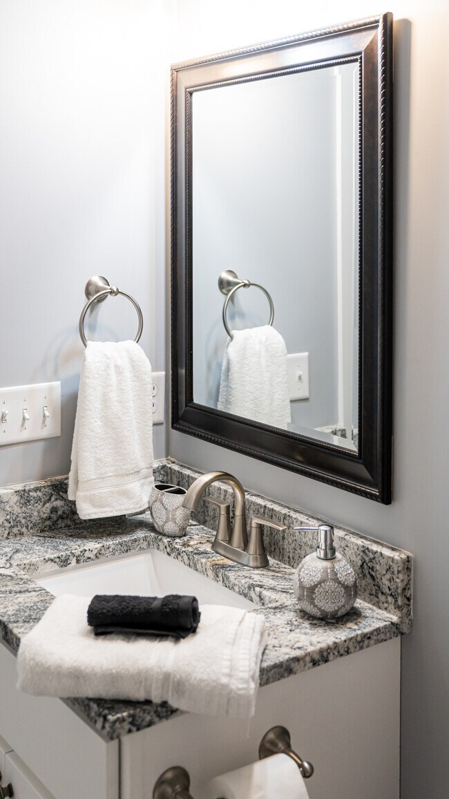 Building Photo - 664 Old Fort Rd