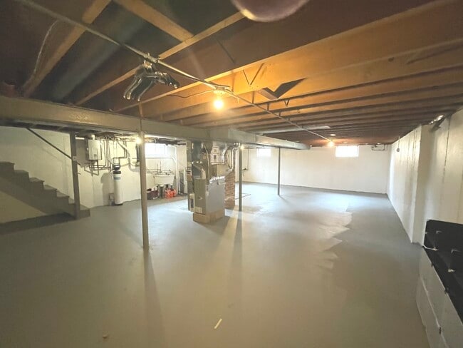 Building Photo - 594 Comstock Ave