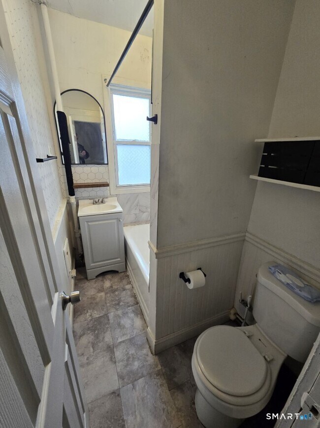 Building Photo - 779 E Main St