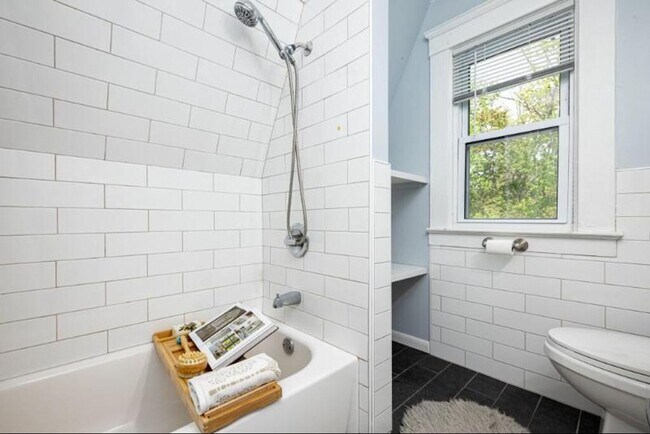 Building Photo - Walk to Downtown Ann Arbor - 3 bed/2 bath