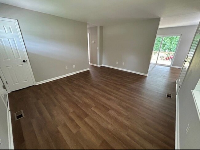 Building Photo - 113 Lowell Dr W