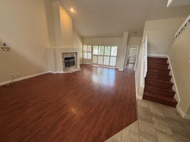 Building Photo - Beautiful 3 bed 2.5 bath townhouse in Spanish Trails!