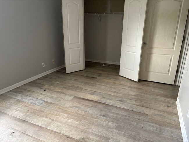 Building Photo - 2 Bedroom Townhouse