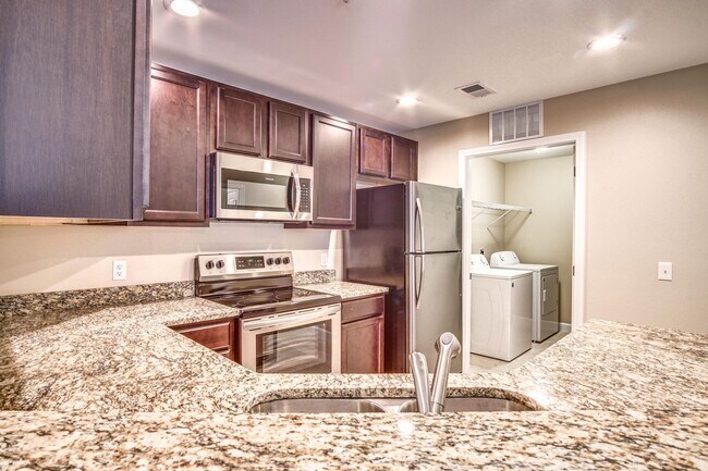 Building Photo - Beautiful 1 Bedroom Apartment in Fort Walton Beach!