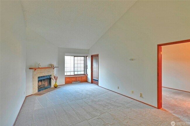 Building Photo - Spacious 2-Bed, 2-Bath Condo in Prime Ever...