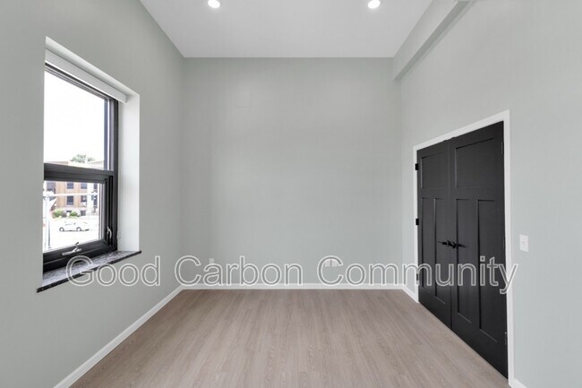 Building Photo - 401 Central
