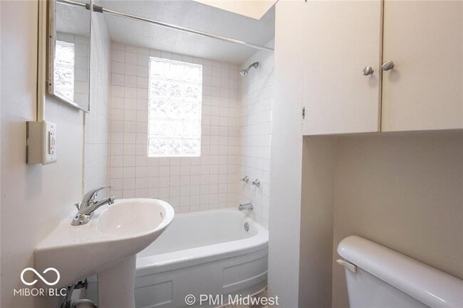 Building Photo - 264 N Holmes Ave