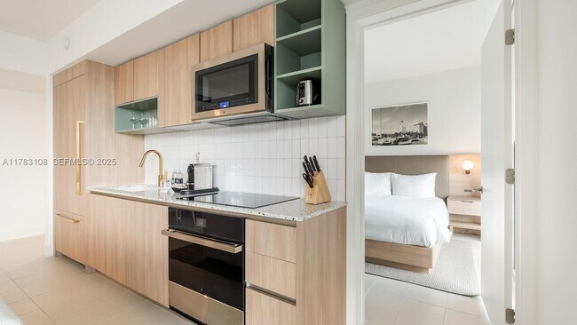 Building Photo - 601 NE 1st Ave