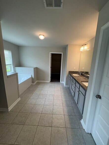 Building Photo - 2471 Hanover Woods Rd