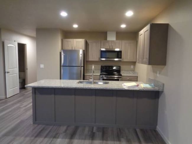 Building Photo - 3 Bedroom Duplex Close to Shopping and Schools!