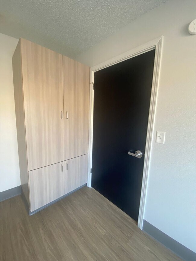 Building Photo - ALL UTILITIES INCLUDED in this 1 bed 1 bat...