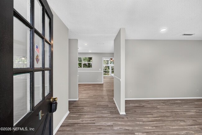 Building Photo - 417 Pine Ave