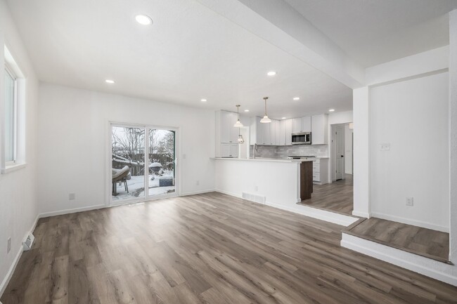 Building Photo - Perfectly remodeled 4 Bed home in Arvada