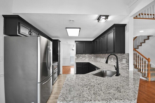 Building Photo - Three Bedroom with Bonus!