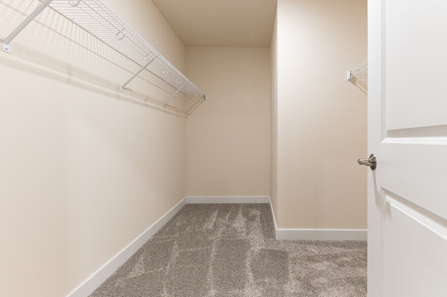 Walk-In Closet - 3225 Gannet Ln