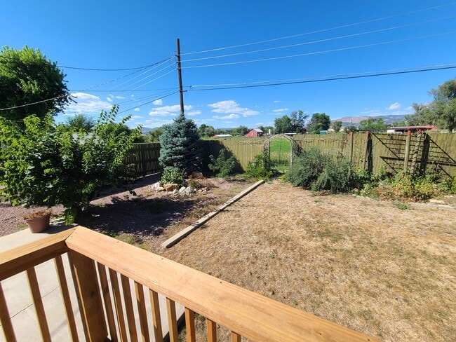 Building Photo - Large 2 Bedroom Home