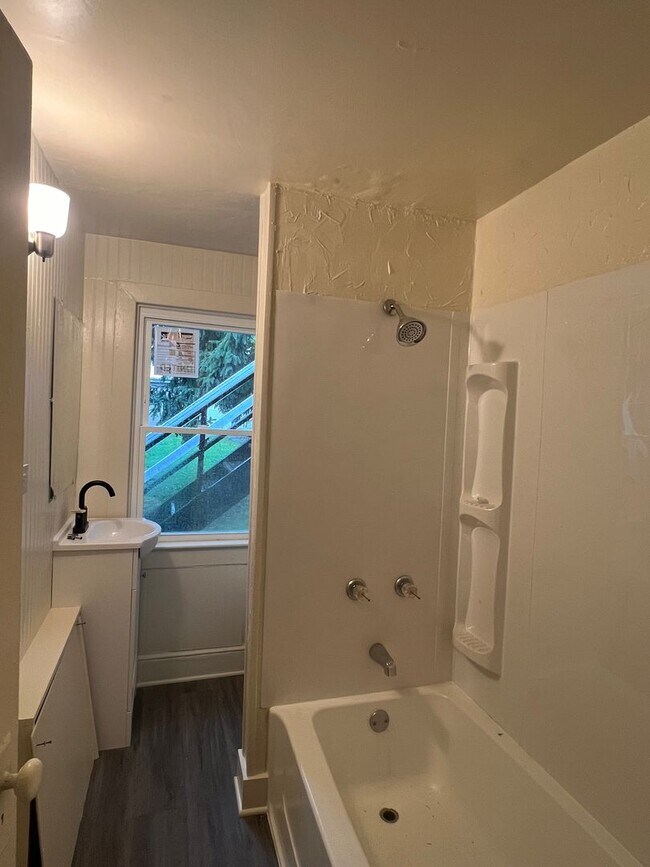 Building Photo - Fully Renovated 2 Bedroom Single Family Home