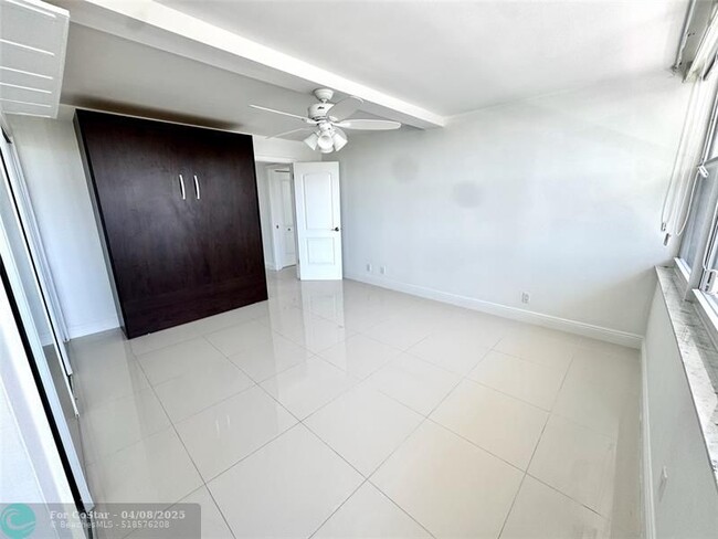 Building Photo - 2800 E Sunrise Blvd