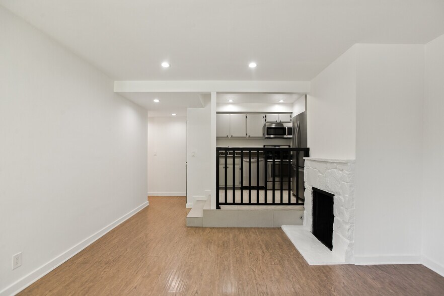 Building Photo - 9910 Robbins Dr