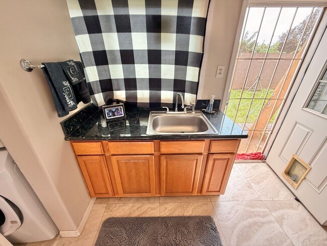 Building Photo - Spacious 2 Bedroom / 2 Bathroom Downstairs Unit Available in Makawao! Unfurnished!