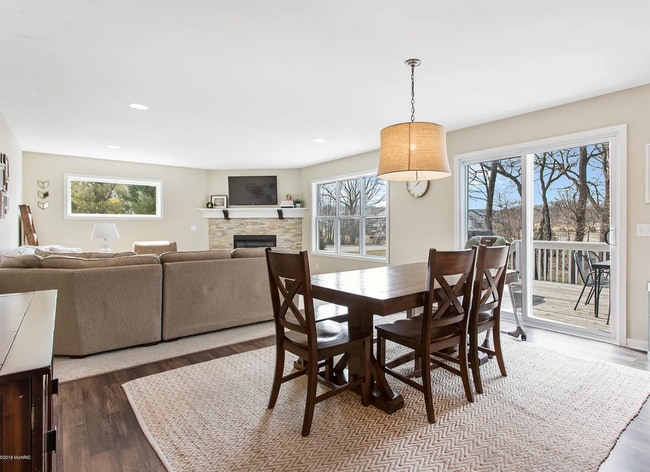 Building Photo - Welcome Home –  5 Bed in Timberline Acres
