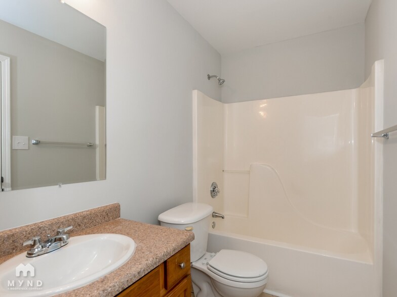 Building Photo - 919 Crestmere St