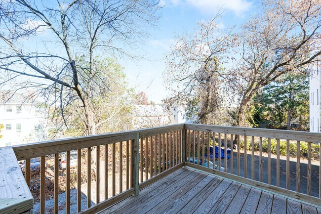 Building Photo - 445 Admiral St