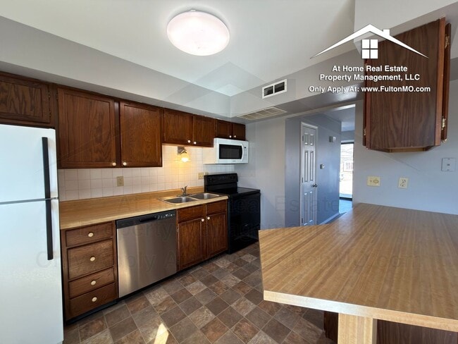 Building Photo - 1904 Springdale Ct