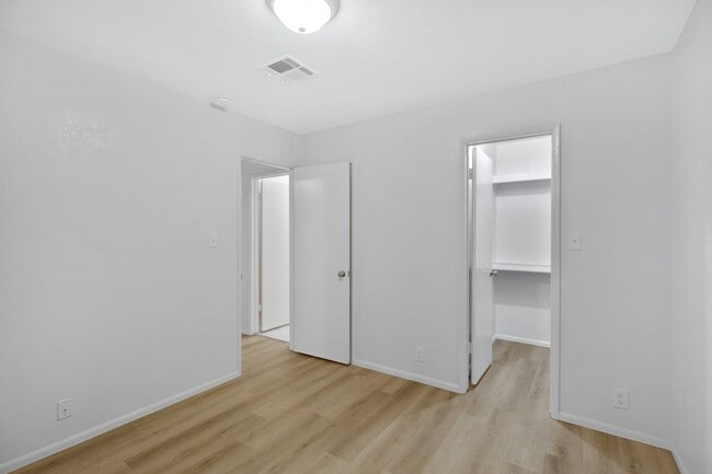 Building Photo - 2/2