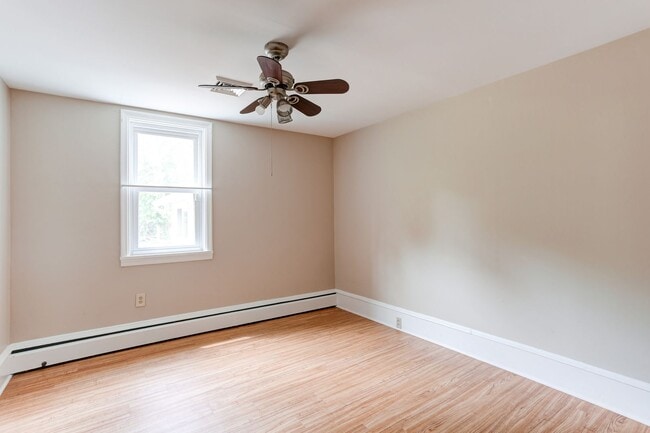Building Photo - 3 Bed 1.5 bath in Camp Hill