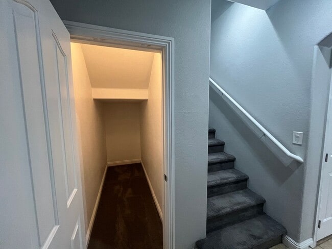 Building Photo - Beautiful 3 bedroom home