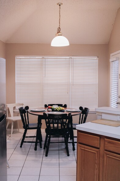 Building Photo - 2610 Wandering Oak Dr