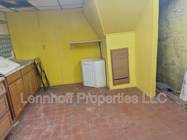Building Photo - 206 Primrose St