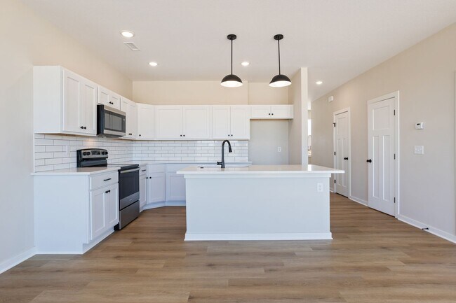Building Photo - Pineway Tracy Plan MODEL