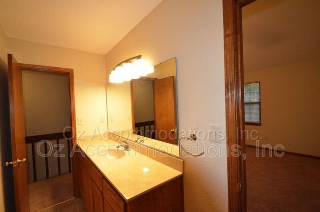 Building Photo - 311 NE Timbercreek Dr