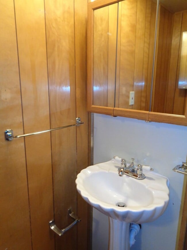 Building Photo - 3 Bedroom/ 1 1/2 Bathroom Mobile Home